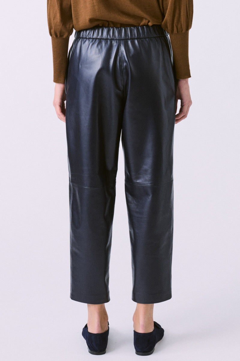 Carrot Pants in Leather - Midnight