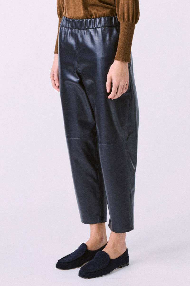 Carrot Pants in Leather - Midnight