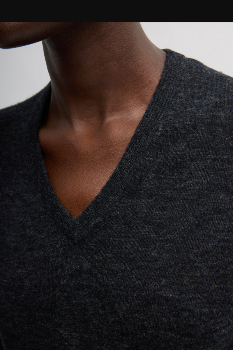 Skinlike Mercerized Wool Shrunken V-Neck Sweater - Charcoal