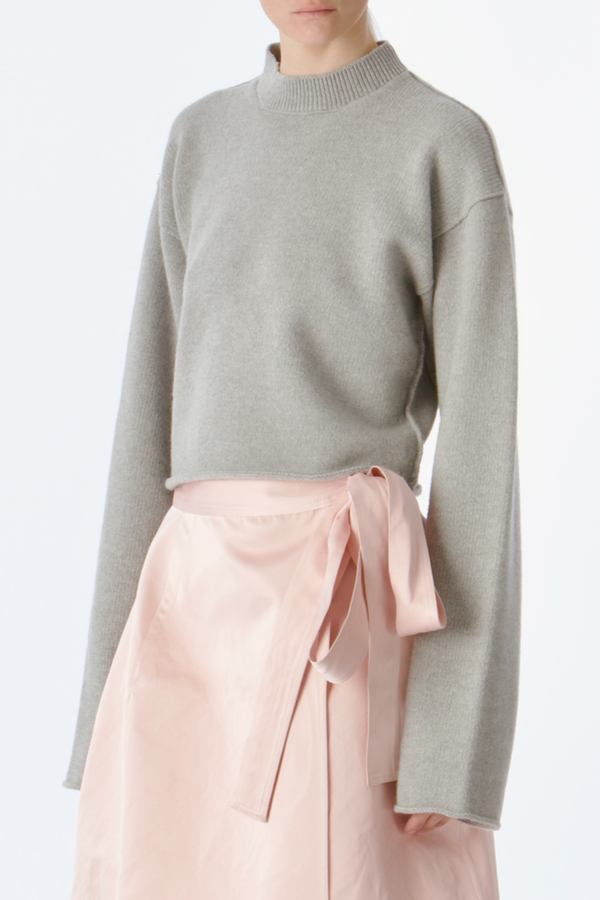Metsu Cropped Sweater in Superfine Lambswool - Light Grey